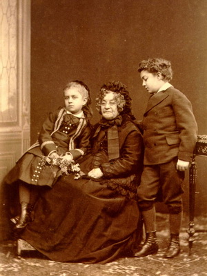 Zulma et ses petits enfants Madeleine et Gaston